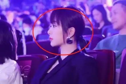 杨紫参加北影校庆,霸气交叉黑裙变小魔女,生图下状态没人嘲吧