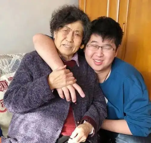 不可貌相62岁倪萍一家近照,丈夫貌丑儿有病,却都非常有才华