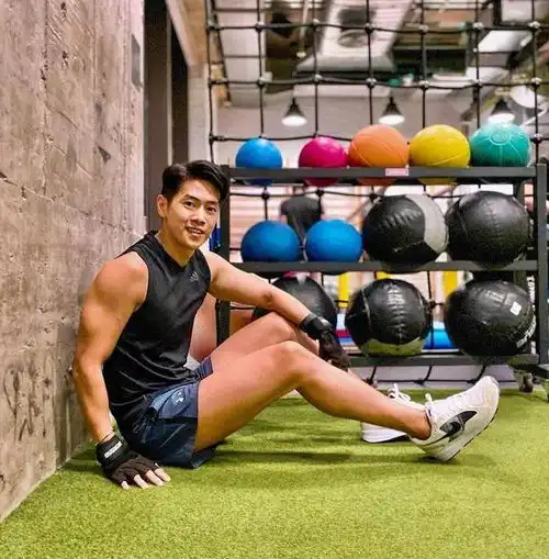 努力健身享受运动,80后阳光型男雕琢出给力的腹肌和人鱼线