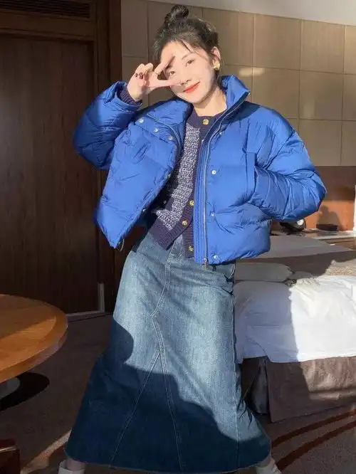 克莱因蓝羽绒服真是yyds,保暖洋气又高级,普通人也能穿出高级感