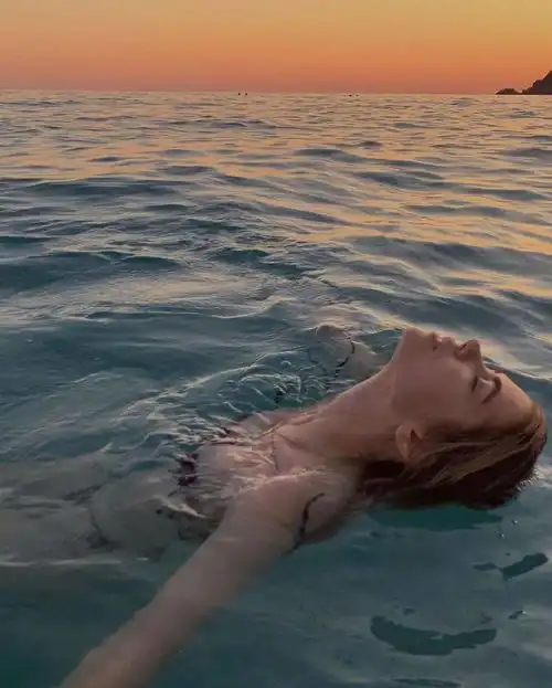 系列头像突然觉得把喜欢的东西分享给不懂的人是一种自取其辱式的孤独