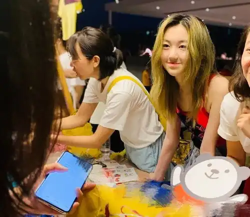 14岁李嫣新头像引争议露肩膀秀背后纹身,疑受姐姐窦靖童影响