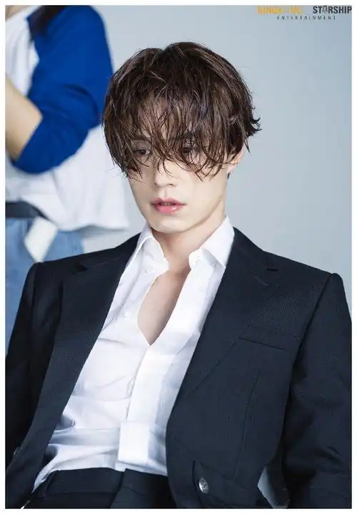 李栋旭杂志花絮照公开,禁欲系美男出没,非现实的美貌引热议