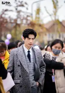 31岁罗云熙撞上31岁朱一龙,都把西装叠着穿,一个少年一个禁欲