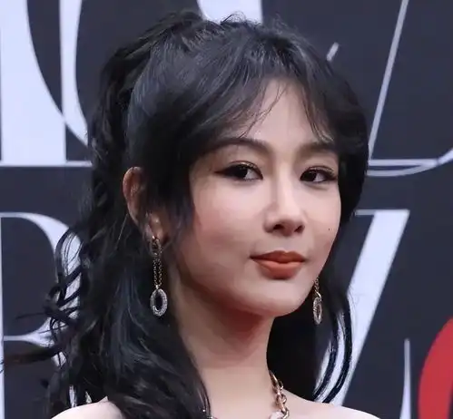 杨紫造型翻车撞脸西门大妈,粉丝怒撕工作室,造型师被骂到删微博