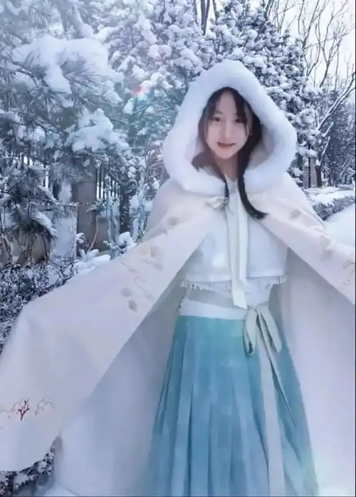 14岁森碟雪景照曝光,古风装扮被赞仙气十足,网友人比雪美