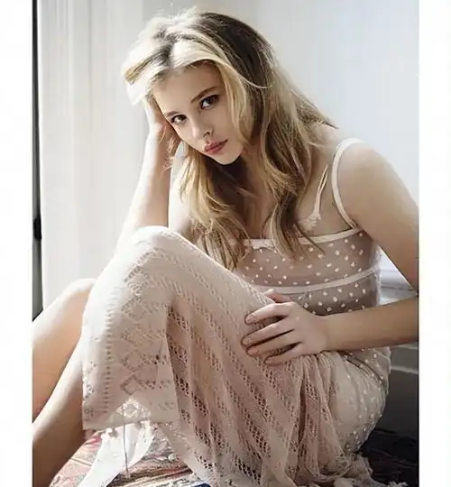 科洛莫瑞兹,甜美可爱又致命的女孩,她是西方的杨幂