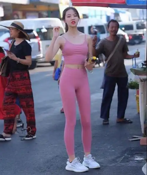 粉红少女味充足,穿着瑜伽裤在街上,表现出女性的风貌