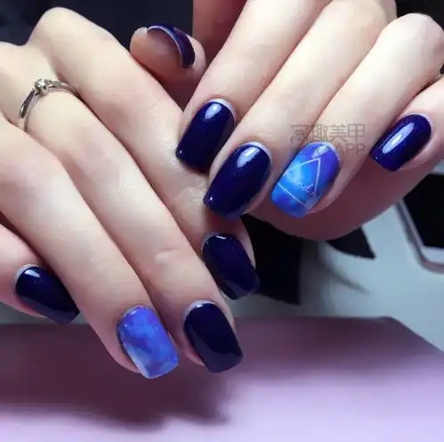 头版美甲蓝色也太显白了吧