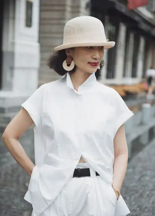 三木妈妈太会穿了,禁欲系搭配气质又减龄,57岁照样惊艳时光