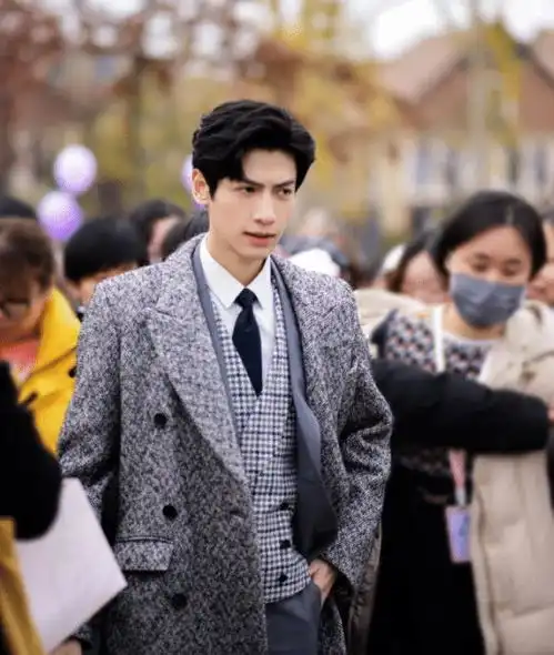 32岁罗云熙撞上32岁朱一龙,都把西装叠着穿,一个少年一个禁欲