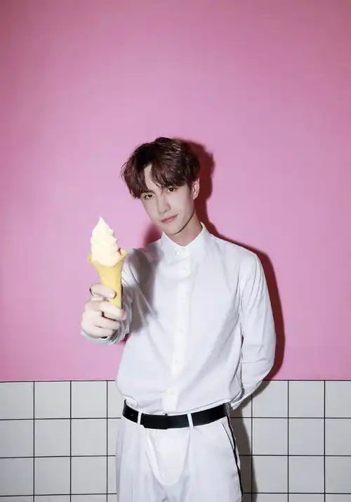 摩托男神王一博禁欲系穿搭蓝色外套内搭白t,气质清冷脱俗