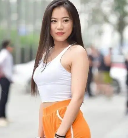 超显高的短款打底裤穿搭,选对裙型的女生,特别好看