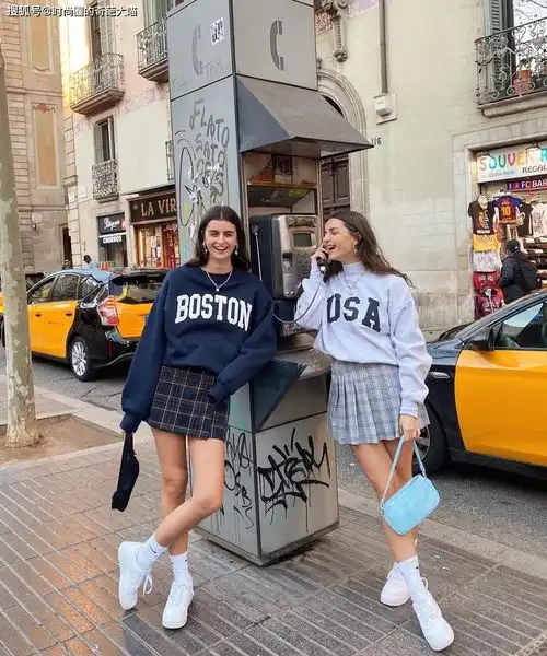 比利时双胞胎姐妹玩转甜酷风,亮眼色调新意足,闺蜜出游直接照搬