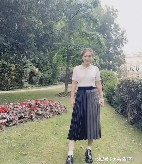 33岁刘诗雯正式上任穿1w的裙子现身巴黎,又美又飒,状态满分