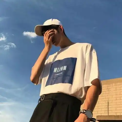 非凡视觉不露正脸的男生拍照姿势