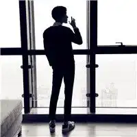 灰色伤感男生黑白背影,一个人看海是孤独的