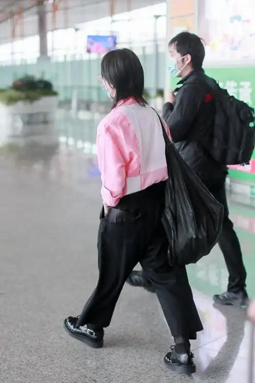 周笔畅罕见穿少女衫,粉色衫配黑色西装裤,这种帅气就她能穿出来