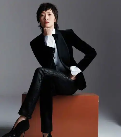 她曾和小8岁张一山演情侣,今穿黑西服皮裤出镜,短发更显率性