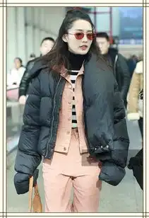 李沁在粉色套装外搭件黑羽绒服,本来只为保暖,却意外凹出新时尚