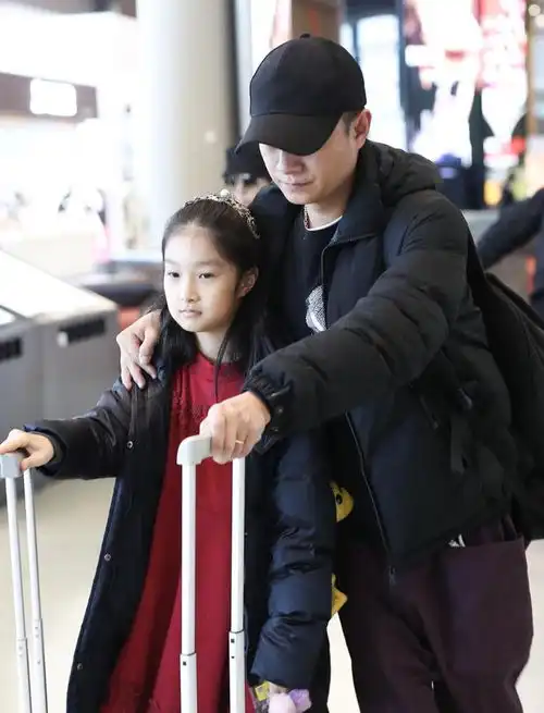 文章和女儿开通新账号,父女头像引关注,离婚后对小女儿态度成谜