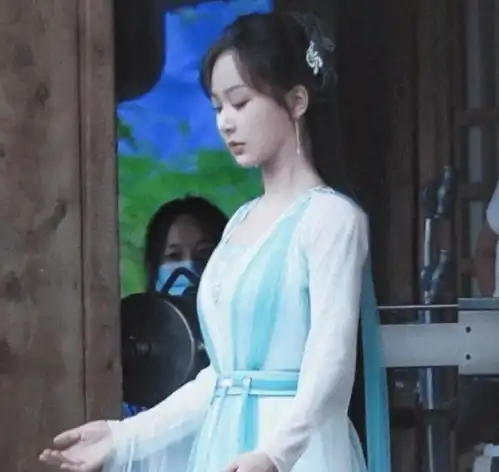 沉香如屑成毅侧颜精致,同框cp感十足,我却被杨紫的小蛮腰吸引