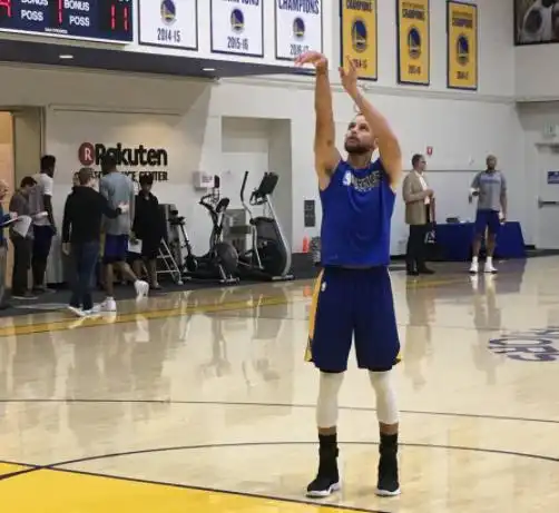 就在今天库里脚踝伤愈大秀完美中投和罕见扣篮勇士vs篮网复出