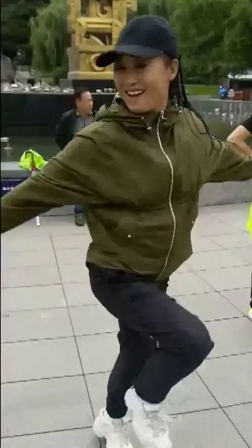 阿姨精彩的广场舞,每个瞬间都好看,舞姿力度到位