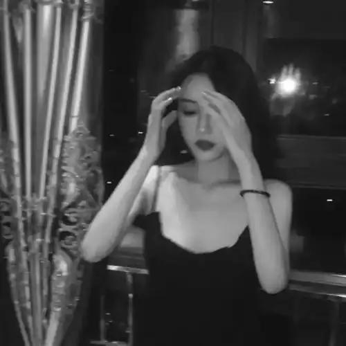微丧黑白女生头像