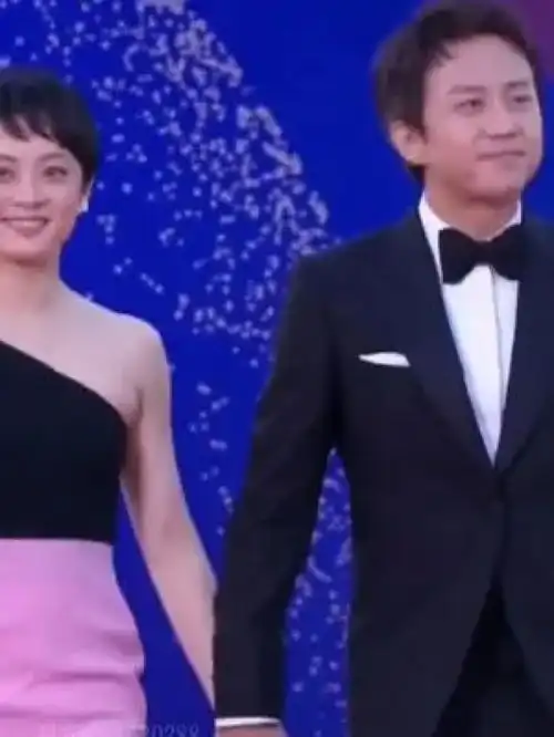 孙俪邓超一家四口首次红毯同框曾多次拒绝何润东乐嫁给名气不如自己的邓超,十年夫妻恩爱如初,一家四口甜蜜幸福