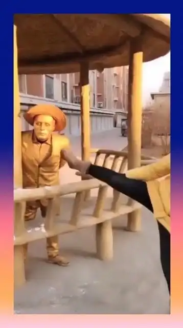 美女在椅子上系鞋带,没想到旁边雕像是真人,太吓人了