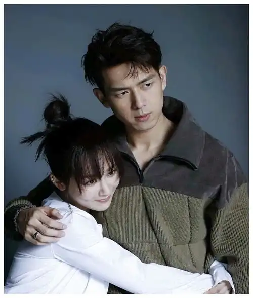 明星双人杂志封面邓伦李沁甜蜜,白宇杨幂霸气