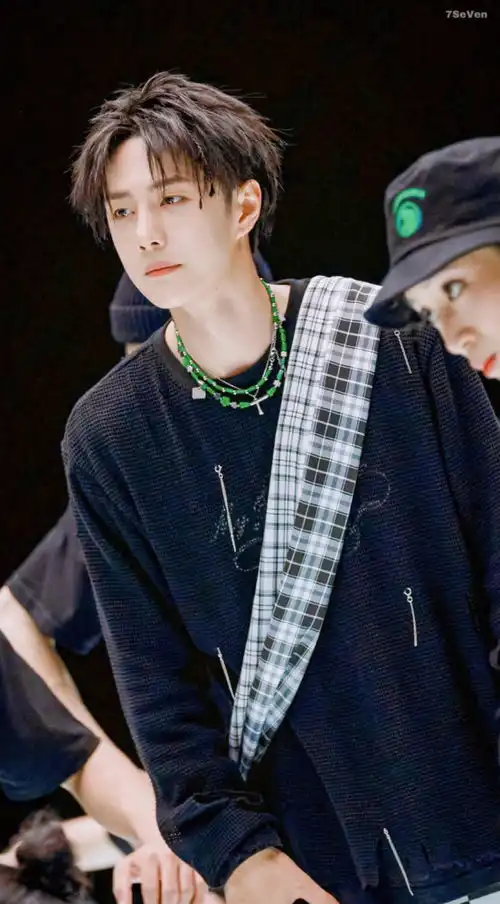 王一博纯黑破洞毛衣搭配黑白格纹绶带洋溢少年之气