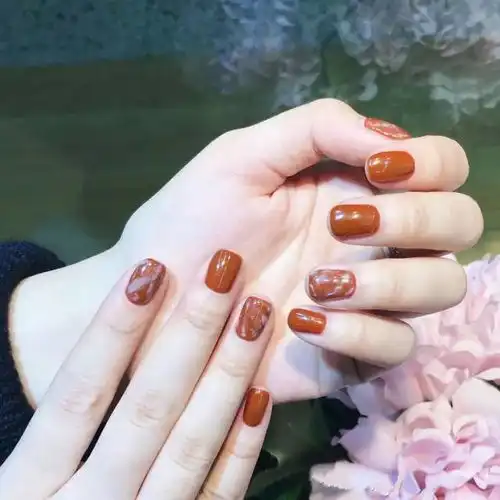 显白又耐看的南瓜色美甲,是心动的感觉