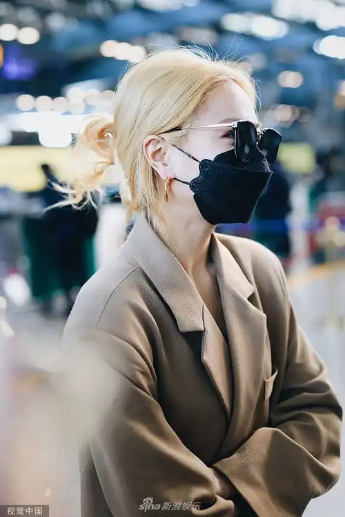 组图谢可寅金发梦幻皮肤白到发光穿同色系西服套装霸气满分