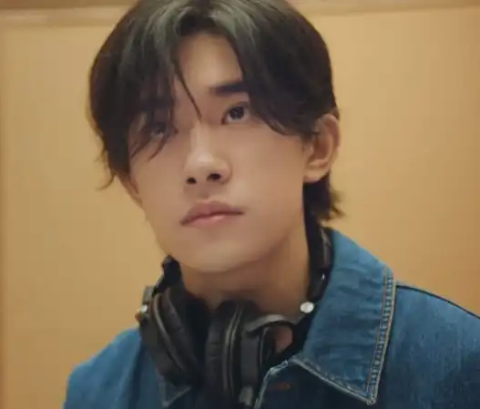 易烊千玺与罗大佑梦幻联动,长发遮眼显沧桑,称大学生活有遗憾