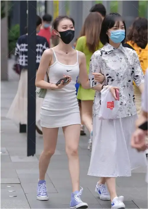 闺蜜俩逛街,同样的白色系气质却大不相同,金色装饰体现贵妇气质