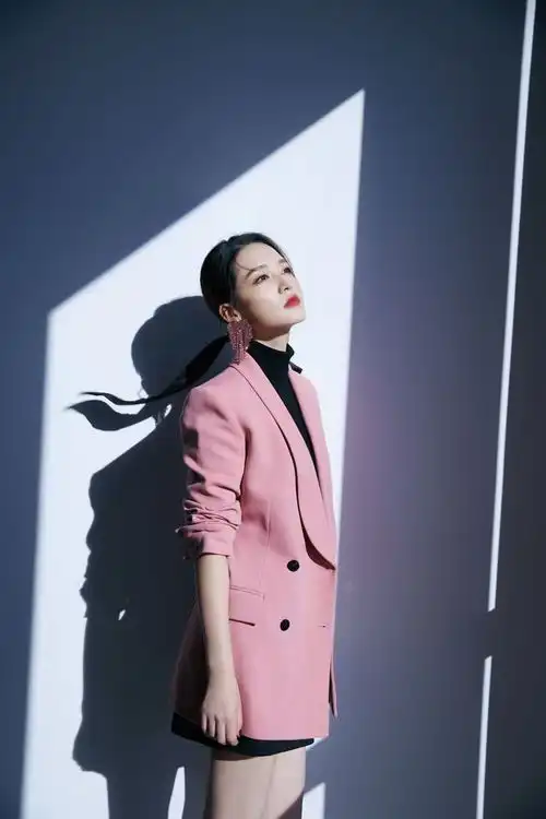 李沁穿粉色系西装,气质好极了,搭配黑色连衣裙,经典好看