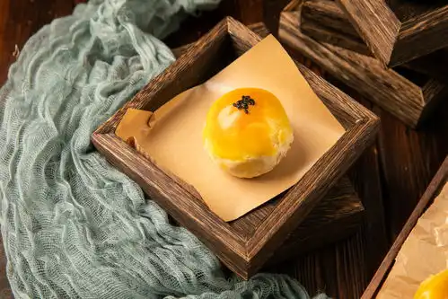 油纸蛋黄酥糕点甜品美食摄影图摄影