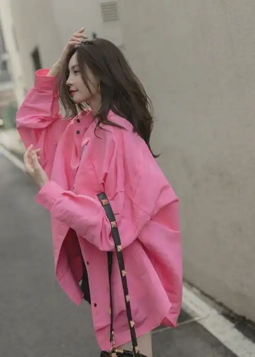 沈梦辰晒美照,穿粉色衬衫减龄时髦,皮肤黑也挺美