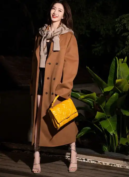 不想单调那你的衣橱还差一件黄色单品,时髦复古女孩们的最爱