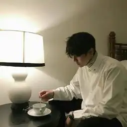 求好看的男生在海边的侧脸系或者背影图片