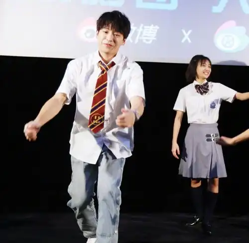 彭昱畅拍燃野严重扭伤脚一星期都不能沾地,另一个脚都练粗了