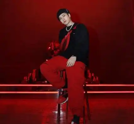 王嘉尔面对种族歧视的言论,表现得很大气,也很有教养