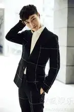 张艺兴秋冬街拍优雅禁欲,魅力蜕变气场型男