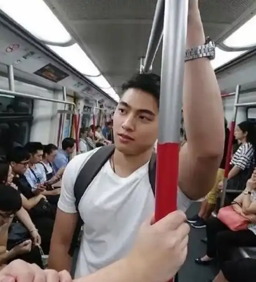 从国内的地铁帅哥到外国地铁高冷禁欲系帅哥,大家来感受下