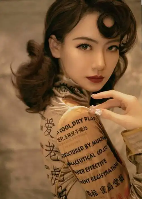 戚薇旗袍造型太惊喜,修身款式凸现美丽曲线,突显东方韵味