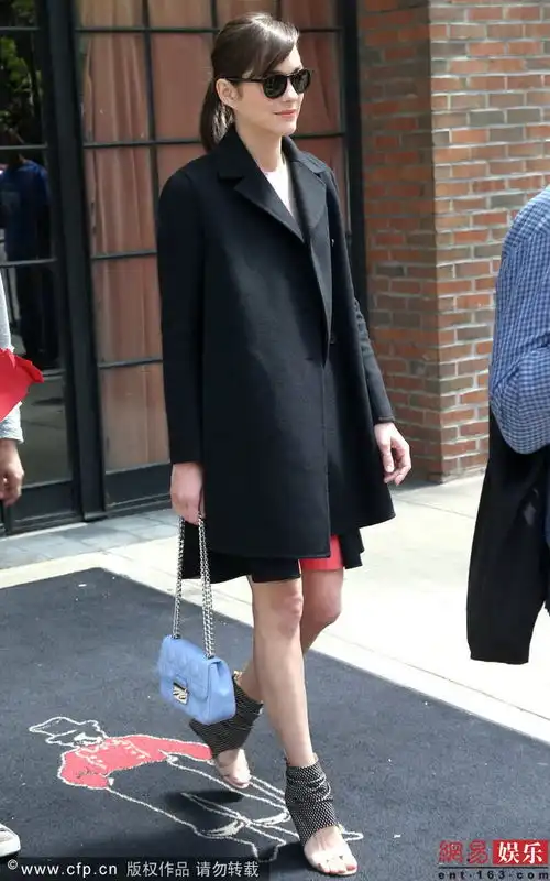 歌迪亚着粉裙装嫩黑大衣遮身材双膝似红肿