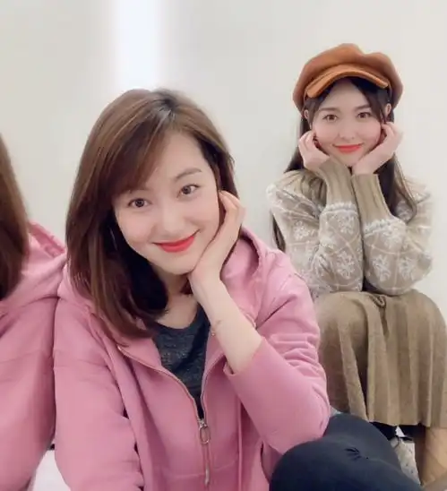 唐嫣又双叒叕晒与王冠合照,糖糖双手托腮好甜美,腿超细