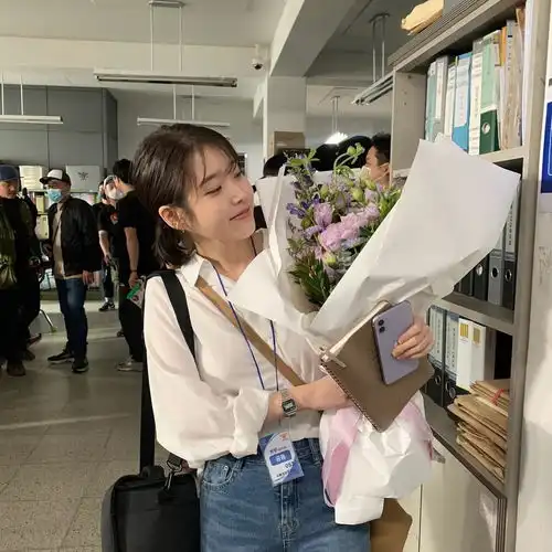 有没有关于iu的三人闺蜜头像,或是一人头像